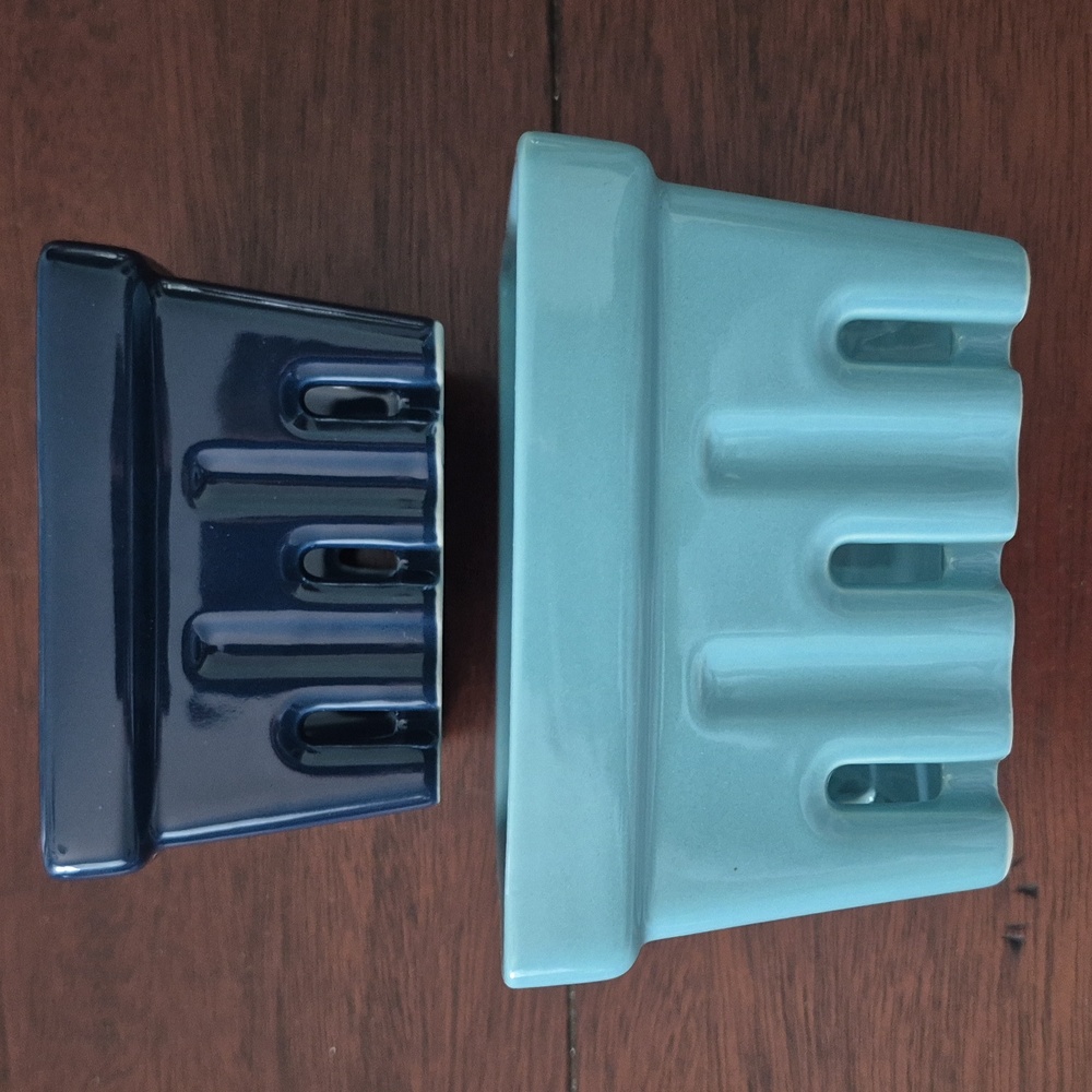 Set of 2 berry colanders NIB. Navy and teal. 2 sizes, stackable.